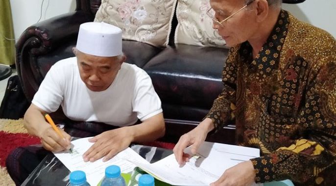 Prof. Dr. KH. Asep Saifuddin Chalim, M.A. menyerahkan wakaf tanah dan bangunan Markas Besar Oelama (MBO) Jawa Timur kepada Pengurus Besar Nahdlatul Ulama (PBNU) di Guest House Intitut KH Abdul Chalim Pacet, Mojokerto, Rabu (13/11/2019). MBO ini dikenal sebagai tempat berkumpulnya para ulama NU yang berjuang dalam peperangan 10 November di Surabaya untuk mempertahakan kemerdekaan RI. Para ulama NU yang bermarkas di MBO itu dikomando KH A Wahab Hasbullah. Foto: MMA/ bangsaonline.com