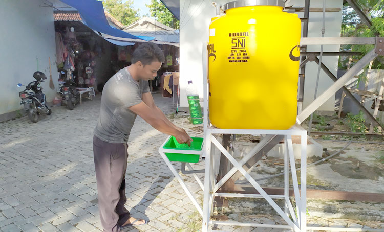Tempat cuci tangan di Pasar Gurem, Pamekasan.