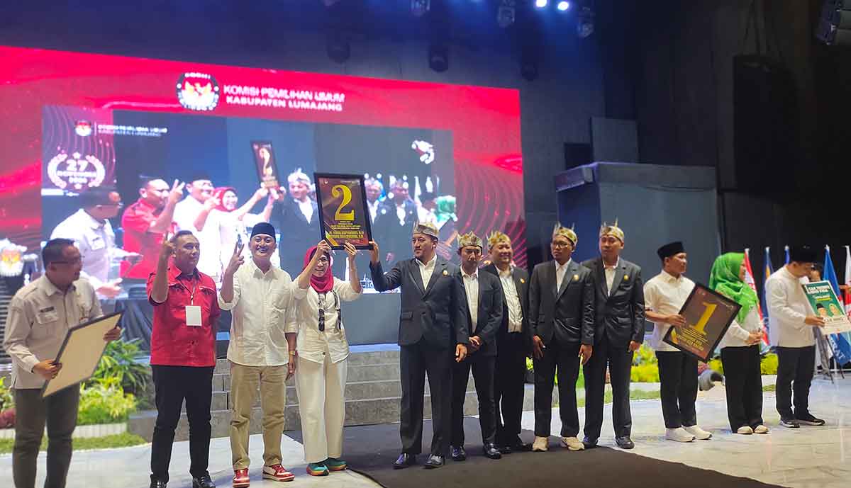Indah-Yudha dan Thoriq-Fika saat menunjukkan nomor urut hasil pengundian Pilkada 2024 di Lumajang.