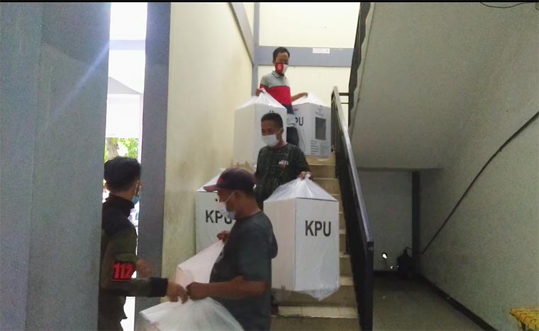 PPK saat mendistribusikan logistik Pilwali Surabaya.