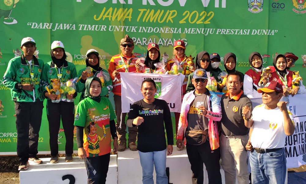 Bupati Lumajang, M Thoriqul Haq foto bersama para atlet paralayang usai menyerahkan medali emas dalam upacara penghormatan pemenang (UPP) di Venue Gunung Wayang, Desa Sumberwuluh, Candipuro, Kabupaten Lumajang.