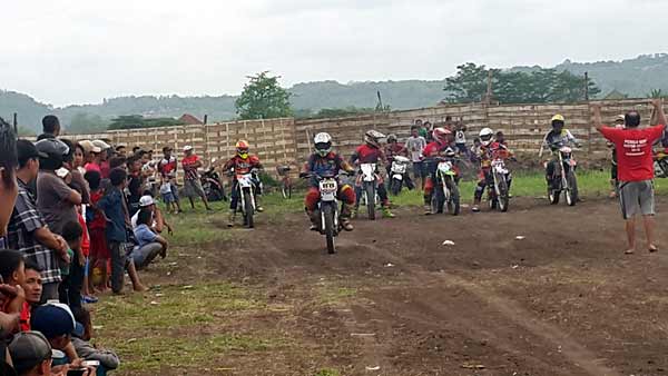 Para crosser dan pemotorcross coba lapangan. 