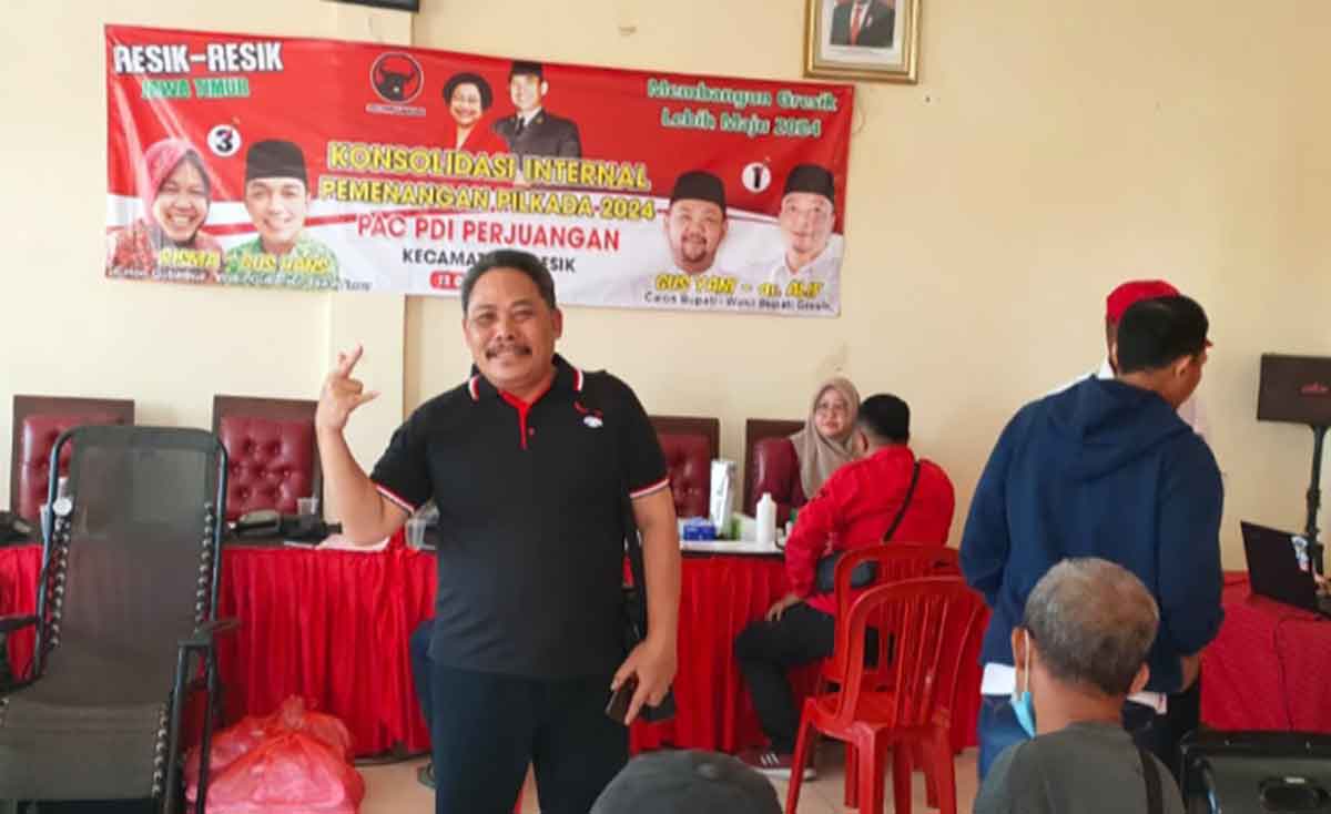 Jumanto saat hadir bakti sosial di kantor DPC PDIP Gresik. Foto: Ist