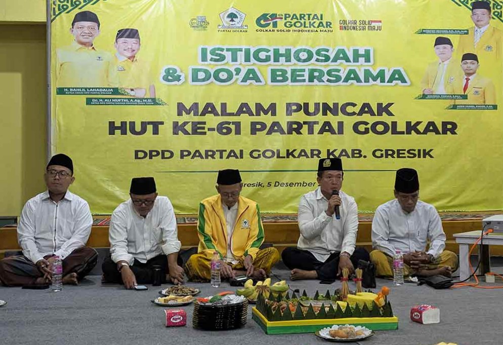 Ketua Golkar, Gresik Wongso Negoro (dua dari kanan) bersama Ketua Depincab Soksi Gresik, Ahmad Nurhamim, serta jajaran pengurus dan kader saat istigasah dan doa bersama. (Ist)