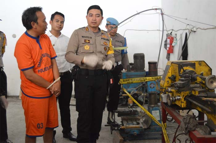 Kapolres Gresik AKBP Wahyu S. Bintoro saat menginterogasi tersangka di gudang yang dijadikan lokasi untuk memproduksi alkes ilegal.