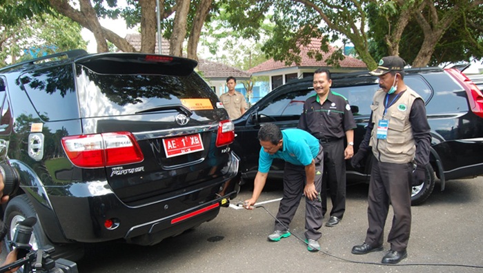 Ilustrasi: Bupati Indartato mengecek emisi gas buang mobil dinas.