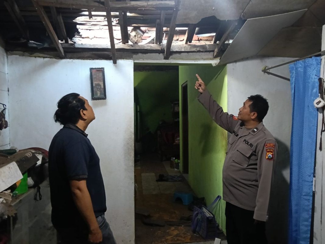 balon-udara-berpetasan-meledak-di-gresik-dua-warga-terluka-dan-rumah-rusak