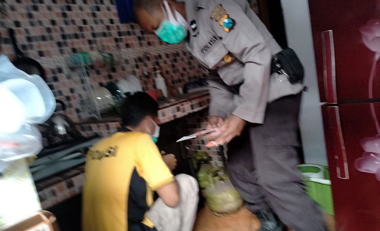 Anggota Polres Probolinggo Kota saat melakukan olah TKP. (foto: ist)
