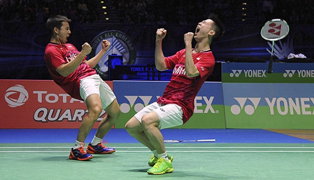 Pasangan pebulutangkis Indonesia, Kevin Sanjaya Sukamuljo (kanan) dan Marcus Fernaldi Gideon meluapkan kemenangannya. 
