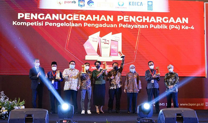 Asisten Administrasi Umum, Nur Muhyar (nomor 2 dari kiri), saat menerima penghargaan pada Kompetisi P4 ke-4 di Hotel Ritz Carlton Jakarta. Foto: Ist