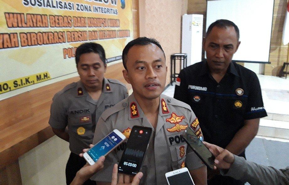 Kapolres Kediri AKBP Lukman Cahyono saat memberi keterangan kepada wartawan. foto: MUJI HARJITA/ BANGSAONLINE
