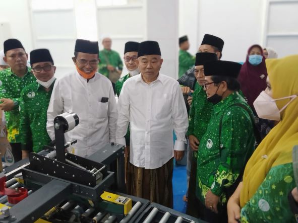 Prof Dr KH Asep Saifuddin Chalim, MA, saat mengantar pada ketua dan sekretaris PW Pergunu untuk menyaksikan perkembangan usaha Pondok Pesantren Amanatul Ummah di Pacet Mojokerto, Sabtu (16/10/2021). Foto: BANGSAONLINE.com