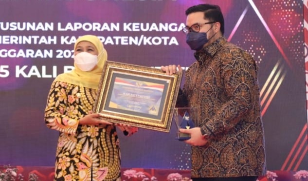 Bupati Kediri Hanindito Himawan Pramana (kanan) saat menerima Penghargaan WTP dari Gubernur Jawa Timur Hj. Khofifah Indar Parawansa di Hotel Kokoon Banyuwangi, pada Jumat (29/10) kemarin. (Foto: Ist)