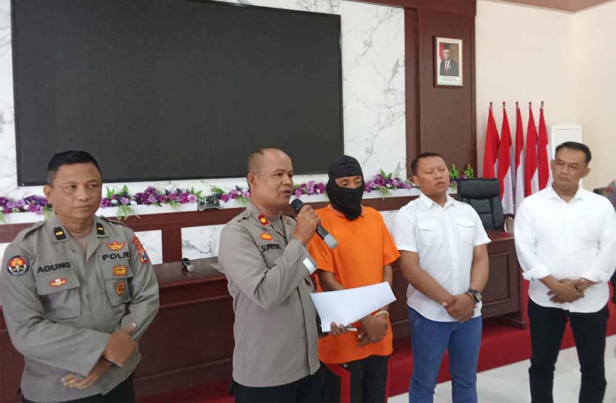 Wakapolres Mojokerto Kota, Kompol Supriono, saat konferensi pers terkait kasus penipuan.