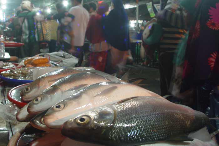 Pasar Bandeng diselenggarakan tiap menjelang Lebaran. foto: SYUHUD/ BANGSAONLINE