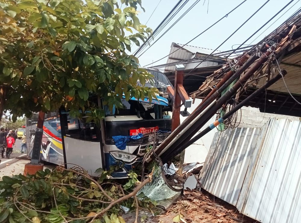 Kondisi bus yang turut ringsek usai diseruduk truk boks