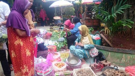 Pedagang cabai melayani para pembeli di pasar. 