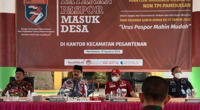 Wakil Bupati Pamekasan, RB Fattah Jasin, saat menghadiri layanan paspor masuk desa di Kecamatan Pegantenan.