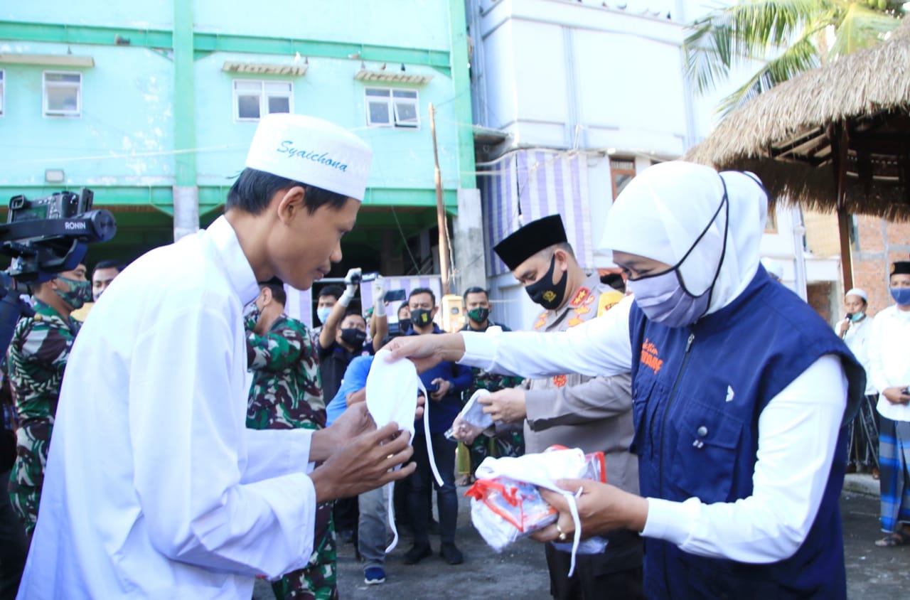 Gubernur Jatim Khofifah Indar Parawansa membagikan 5.000 masker pada para santri Ponpes Syaichona Cholil, Bangkalan, Sabtu (27/6) sore.