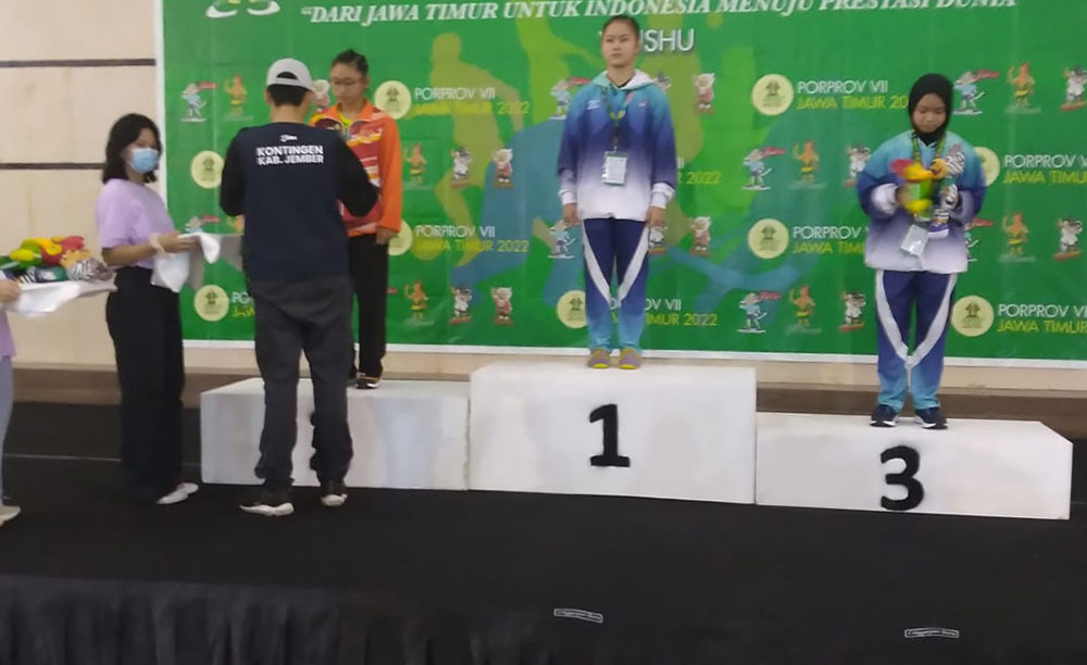 Penyematan medali kepada atlet wushu oleh Ketua Umum KONI Jatim, Muhammad Nabil, Minggu (26/6/2022).