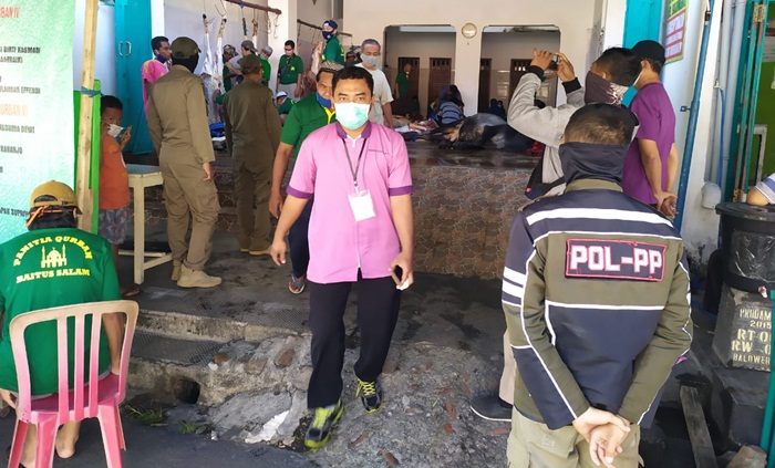 Petugas Satpol PP Kota Kedri sedang melakukan sidak protokol kesehatan pada penyembelihan hewan di salah satu masjid.