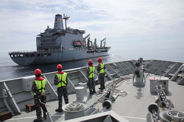 KRI RE Martadinata dan USNS Rappahannock saat melakukan latihan bersama. foto: Dispen Armatim