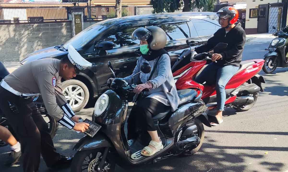 Petugas dari Satlantas Blitar Kota dalam Operasi Patuh Semeru 2025.