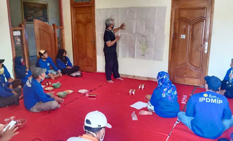 Suasana saat sekolah lapang pertanian berlangsung. (foto: ist.)