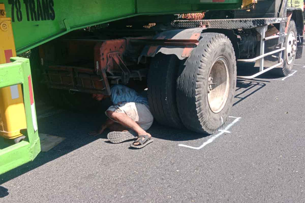 Truk mogok yang dihindari oleh korban saat kecelakaan terjadi di Jalan Raya Gedangan, tepatnya di depan Puri Surya Jaya, Rabu (4/10/2023).