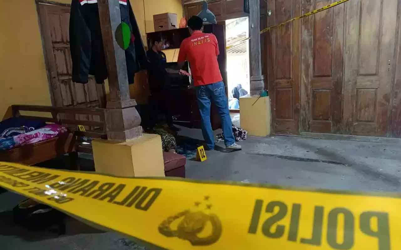 Polisi melakukan olah TKP dugaan suami istri bunuh diri dengan minum racun tikus di Desa Panggungkalak, Kecamatannya Pucanglaban, Kabupaten Tulungagung, Jawa Timur, Minggu (10/8/2025).
