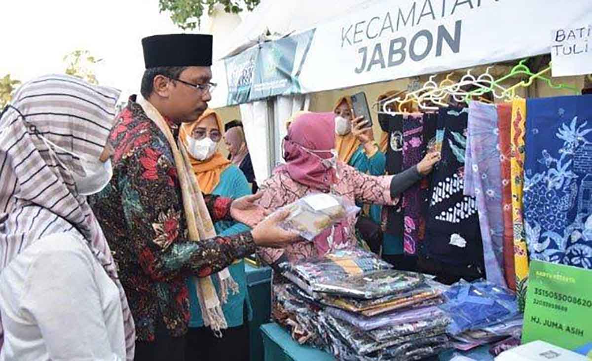 Gus Muhdlor saat meninjau pameran produk UMKM di Alun-Alun Sidoarjo.