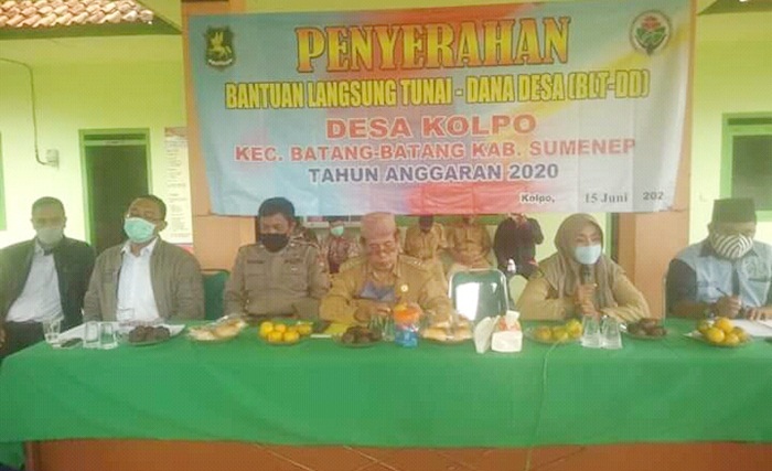 Penyerahan BLT di Desa Kolpo, Kec. Batang-batang.