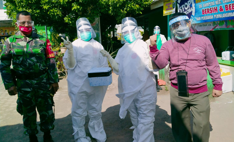 Nakes dari Puskesmas Gampengrejo bersiap melaksanakan swab test.