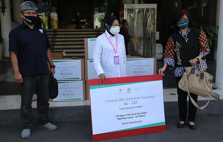 Pemkot Surabaya Terima Ribuan Masker Khusus Anak dari Unair dan UNICEF