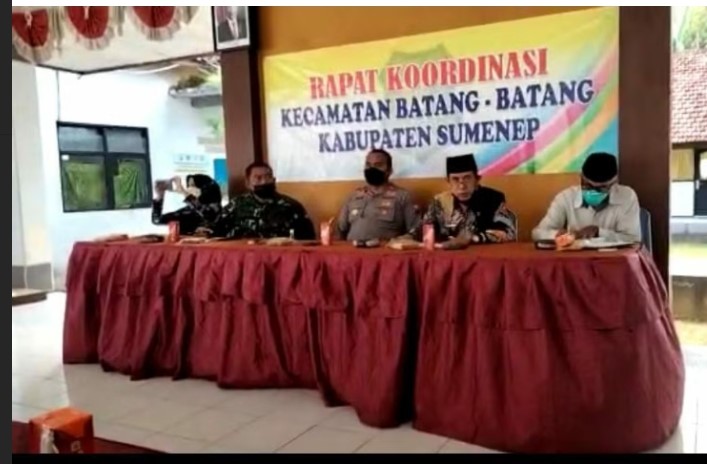 Camat Batang-Batang Joko Sumarno saat menginstruksikan agar kepala desa di kawasan Kecamatan Batang-Batang mencuri sapi warga yang tak mau divaksin di Balai Kecamatan Batang-Batang Sumenep Madura. Foto ini diambil dari penampakan layar video yang viral di masyarakat.