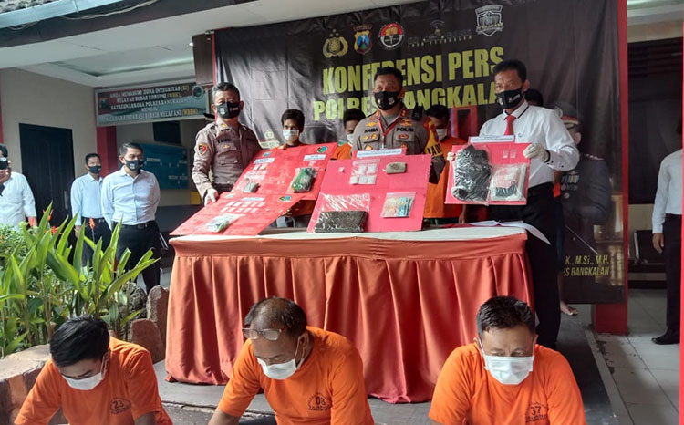 Kapolres Bangkalan, AKBP Rama Samtama Putra saat menggelar konferensi pers di Mapolres Bangkalan, Senin (22/6/2020).
