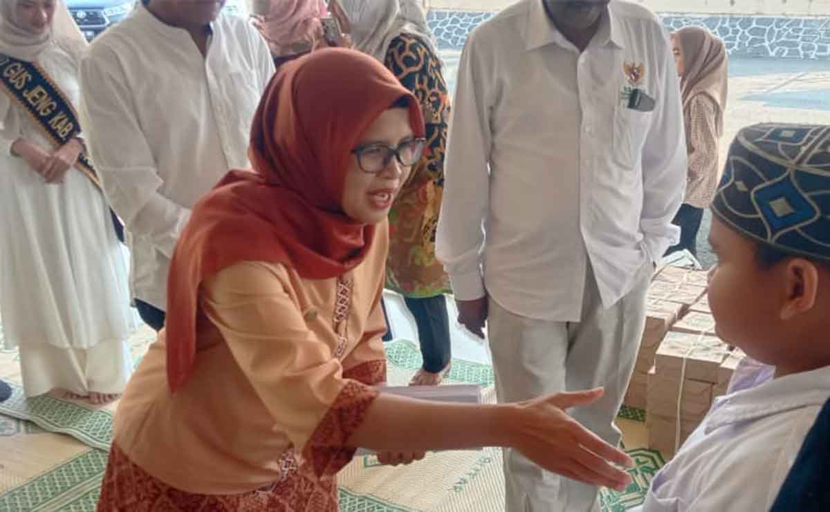 Bupati Blitar, Rini Syarifah, saat menyalami salah satu anak yatim.