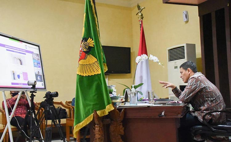 Wali Kota Kediri, Abdullah Abu Bakar saat memaparkan berbagai program pemulihan ekonomi di Kota Kediri dalam talk show virtual bertajuk “Strategi Pemulihan Ekonomi Daerah di Era New Normal”. (foto: ist).