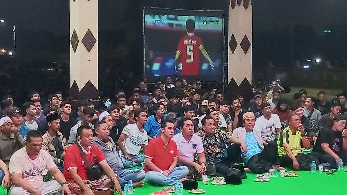 Berbaur Bersama Ribuan Warga, Gus Barra Nobar Indonesia melawan Iraq