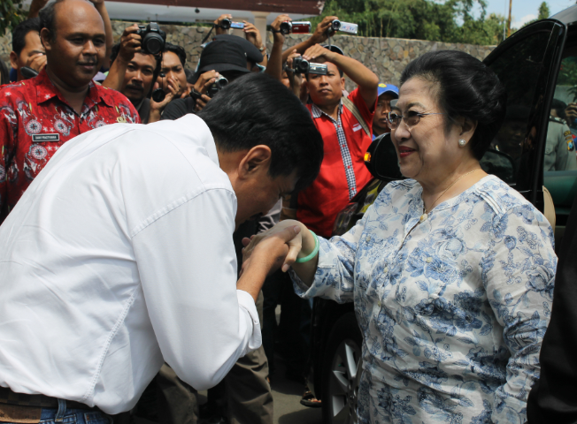 Para kader sedang memberi hormat dengan mencium tangan megawati. Foto: tri susanto