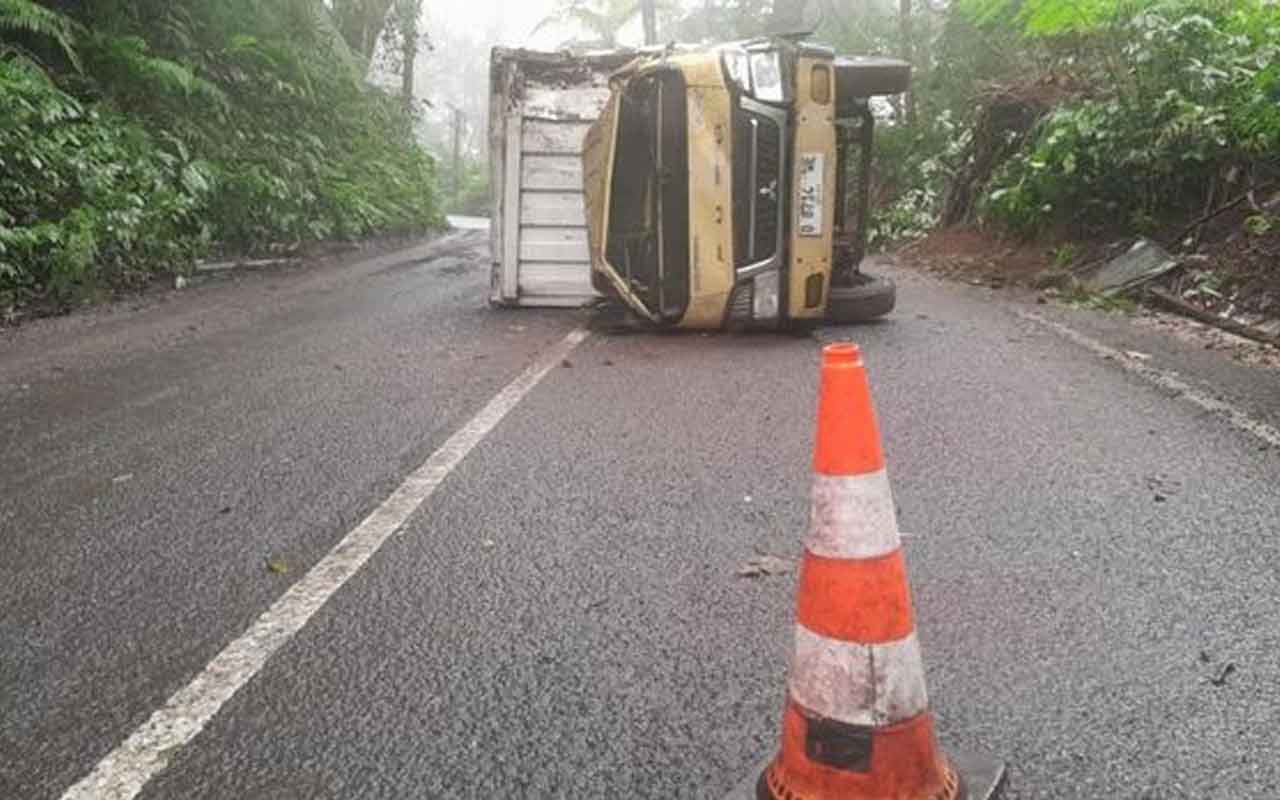 Truk Boks Bermuatan Roti Terguling di Jalur Alternatif Banyuwangi-Bondowoso