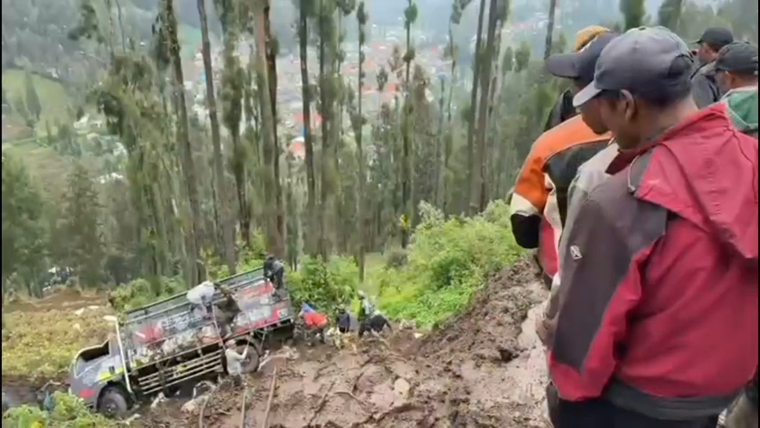 Detik-detik evakuasi truk yang terperosok di Jalur Bromo–Tosari