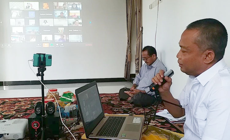 H. Syafiuddin, S.Sos., anggota Komisi V DPR RI saat mengikuti RDP secara virtual dengan BMKG, BPWS, dan Basarnas, di Griaya Abadi Bangkalan, Selasa (5/5).