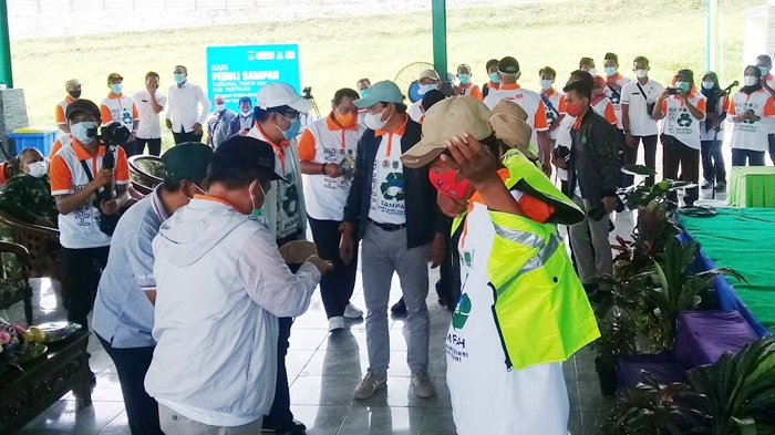 Bupati Pasuruan Irsyad Yusuf saat meresmikan TPA Wonokerto.