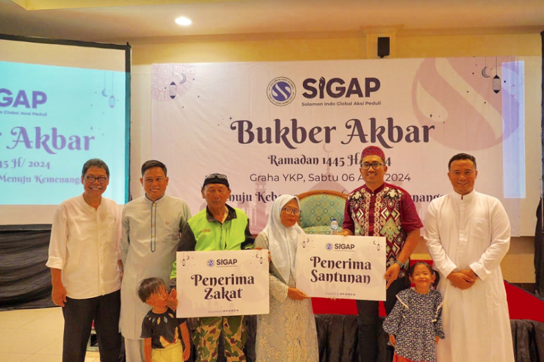 CEO PT Solomon Indo Global M.Thobroni Ali dan Ipung Saputro, menyerahkan bantuan secara simbolis