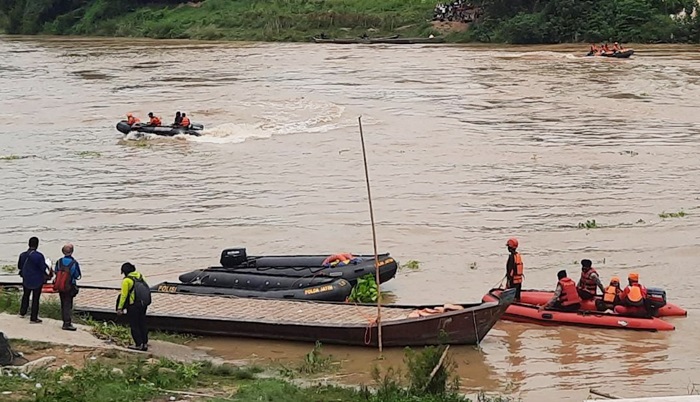 Tim SAR gabungan saat melakukan pencarian korban perahu terbalik di Sungai Bengawan Solo, Desa Ngadirejo, Kecamatan Rengel, Kabupaten Tuban.