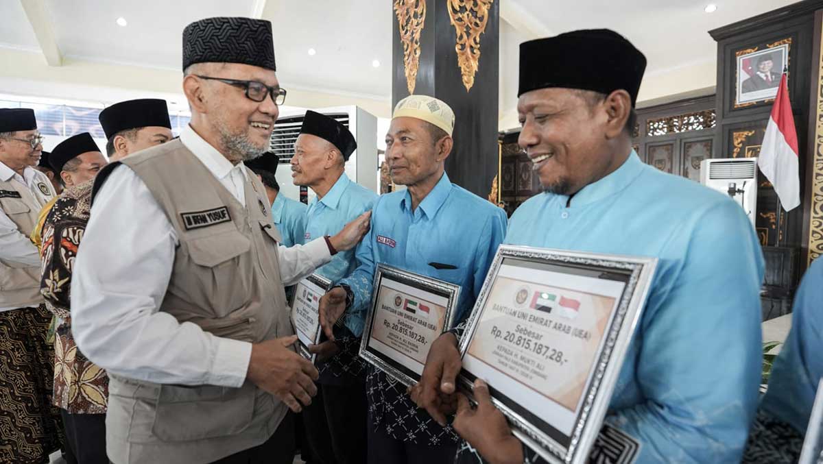 Menhaj Gus Irfan ketika bersama jemaah haji dari Jombang yang menerima bantuan dari UEA. Foto: MCH 2026