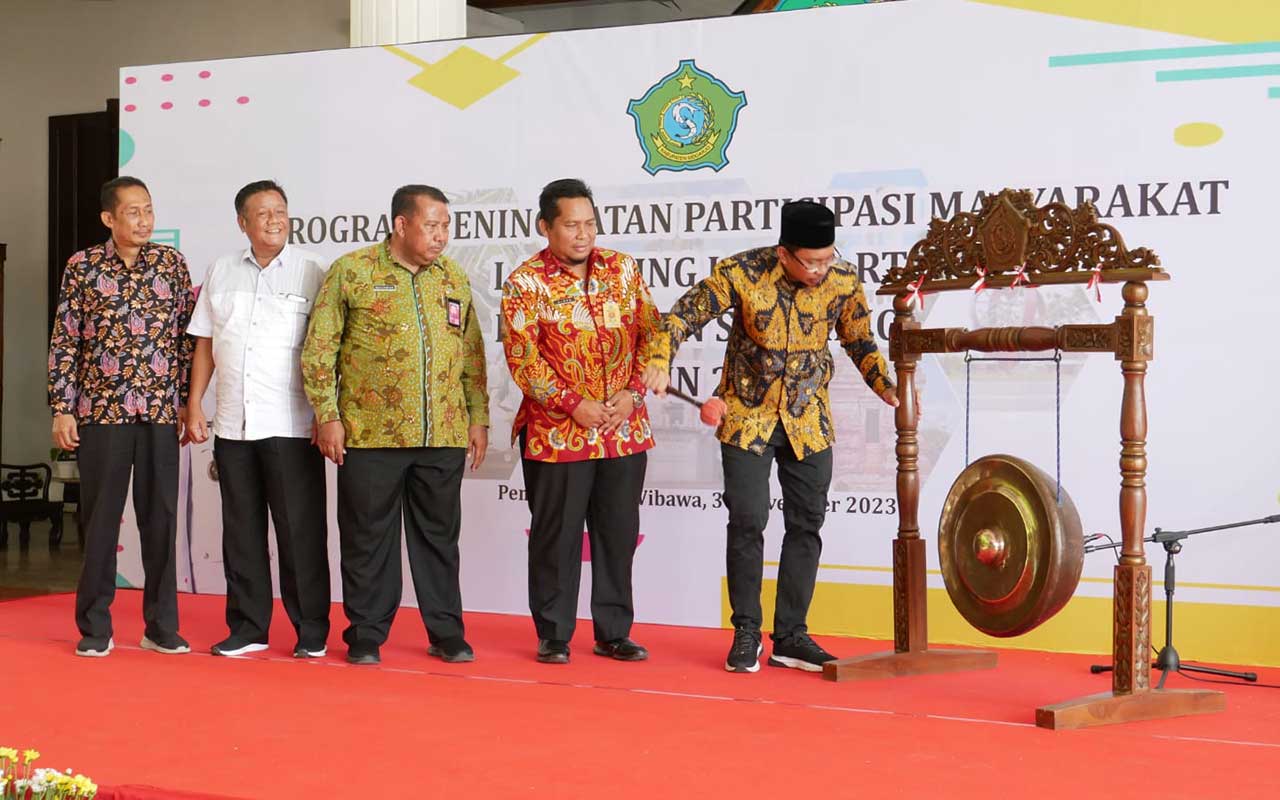 Bupati Muhdlor memukul gong simbolis meluncurkan program Lomba Jimpitan RT, Kamis (30/11/2023). Foto: ist.