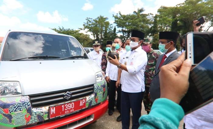 Bupati Pamekasan saat melepas pendistribusian Mobil Sehat ke 178 desa di seluruh Kabupaten Pamekasan.