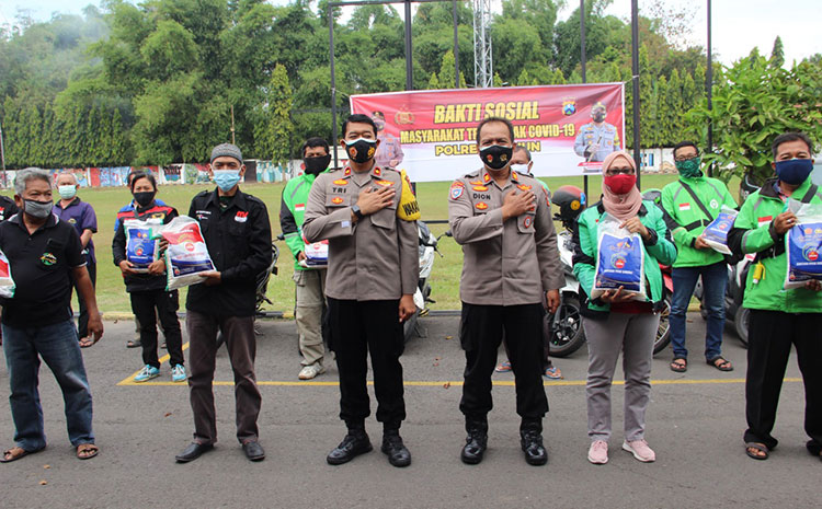 Gelar Bakti Sosial, Polres Madiun Bagikan Puluhan Paket Sembako untuk Ojol dan Sopir